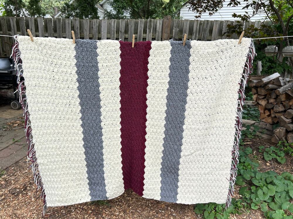 60”x44” Vintage Hand Made Crochet Throw Blanket in amazing like new condition
